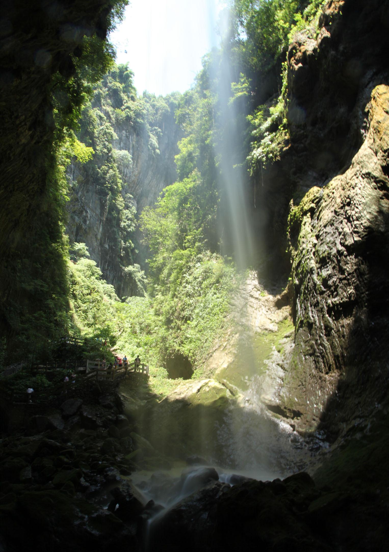 武隆龙水峡地缝:一线天光,链接天与地的峡谷!
