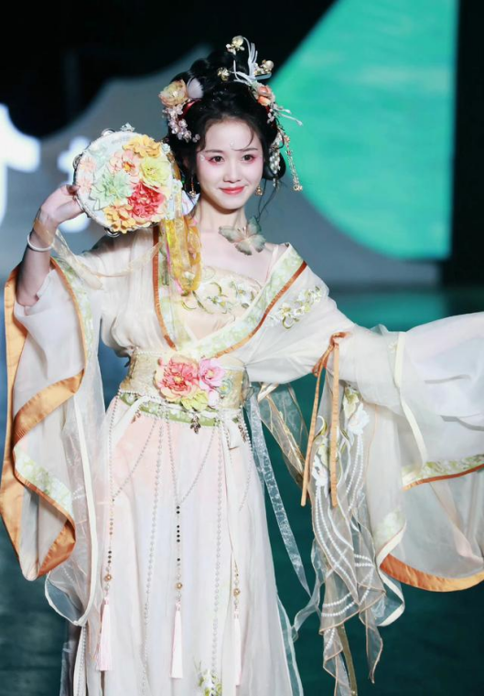 国风大典完美落幕!这样的神仙造型,简直完胜古装剧啦~__财经头条