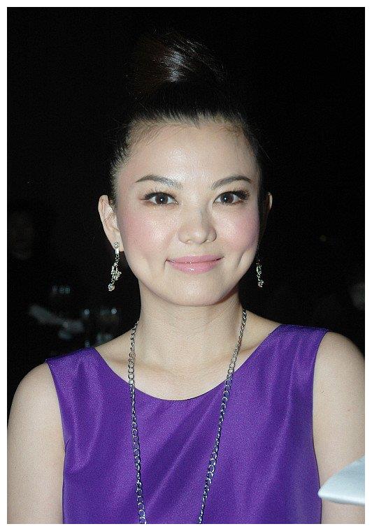 正面怼到章子怡尴尬,浑身挂钻艳压对手,"一姐"李湘性格真虎