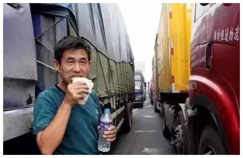 为什么货车司机宁愿在路边睡觉也不去服务区背后依旧是心酸