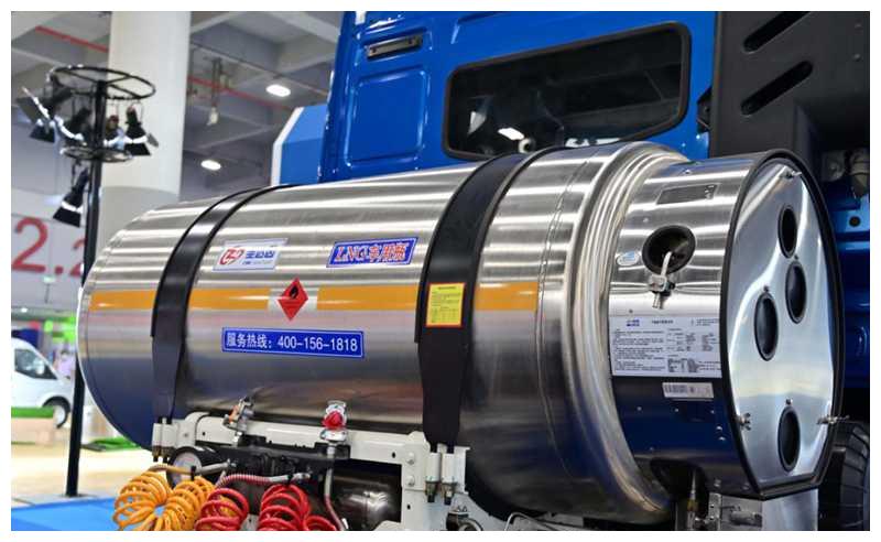 气瓶安装在驾驶室后面,采用了中集的圣达因储气罐,同样是这个领域里