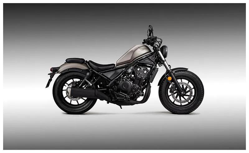 川崎小火神650的排量,而且美式巡航车的味道更浓郁,外形粗犷,气场很足