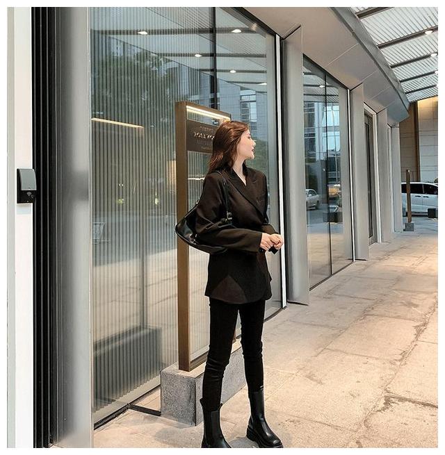 2,搭配修身的牛仔裤这种本来筒靴就比较修