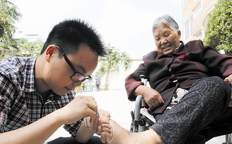 我57岁的婆婆让儿子给她剪了脚指甲我不高兴大家怎么看