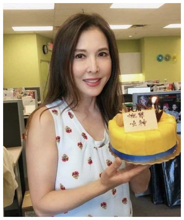 与吴镇宇恋爱8年与何家劲6年长跑李婉华嫁外籍富豪连生三胎