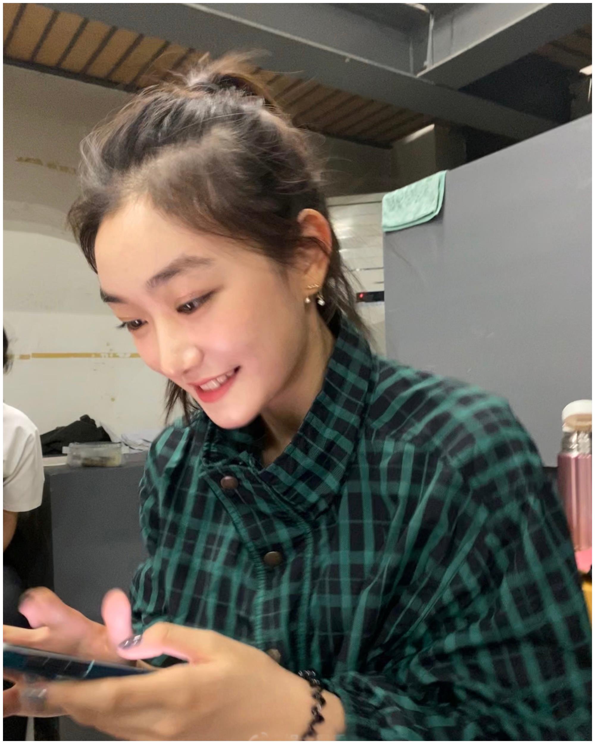 孙俪妹妹晒北电期末合影孙美女家的基因就是好