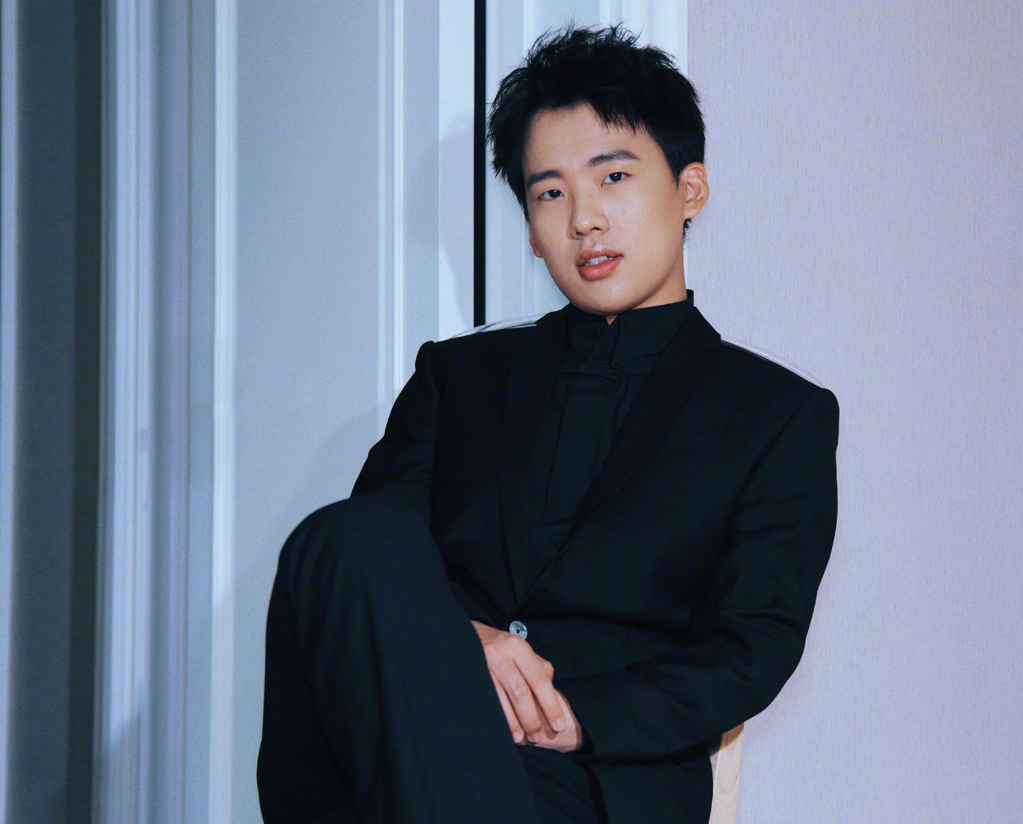 郭麒麟过生日,郭德纲趁机送蟒袍,卑微老父亲劝儿子回家啊