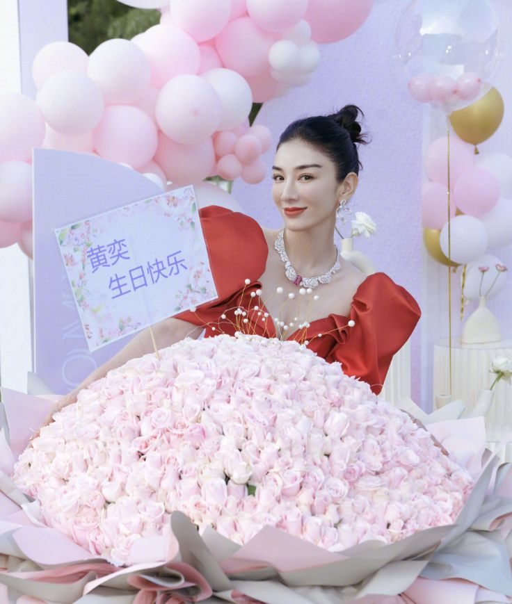 44岁黄奕与女儿穿红色长裙庆生感慨最好的年龄不是18而是当下