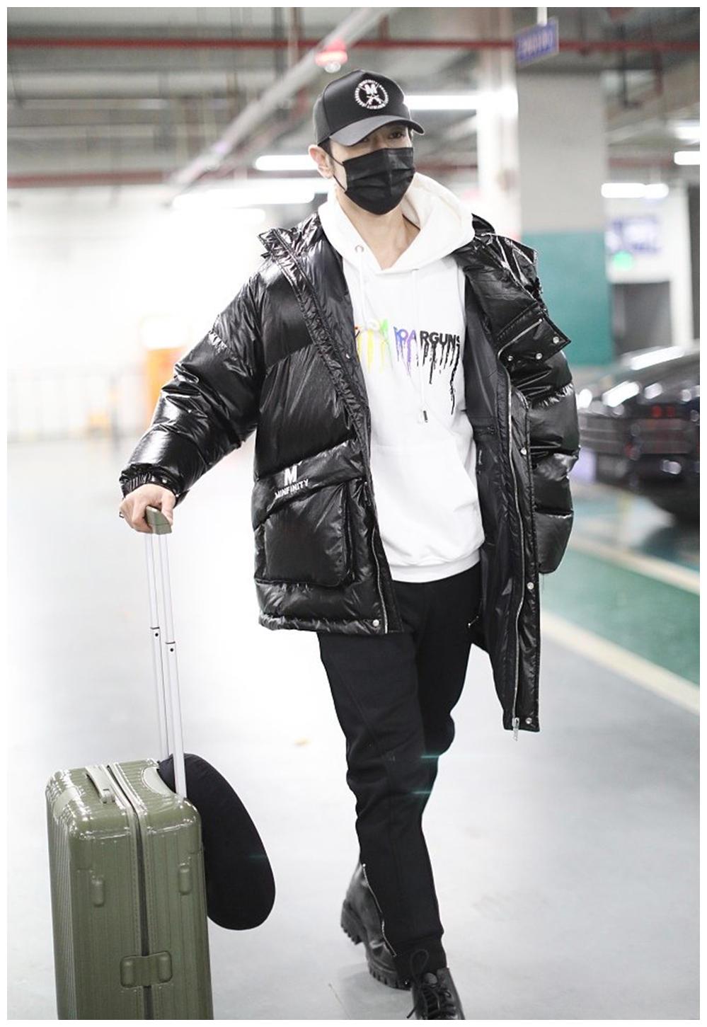 黄晓明穿搭堪比年轻小伙,黑羽绒服配白卫衣,43岁气质回春更耐看