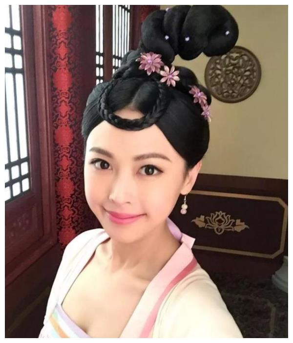 31 岁的前 tvb绿叶 演员陈婉婷(hebe)在去年宣布了离巢之后选择往外闯