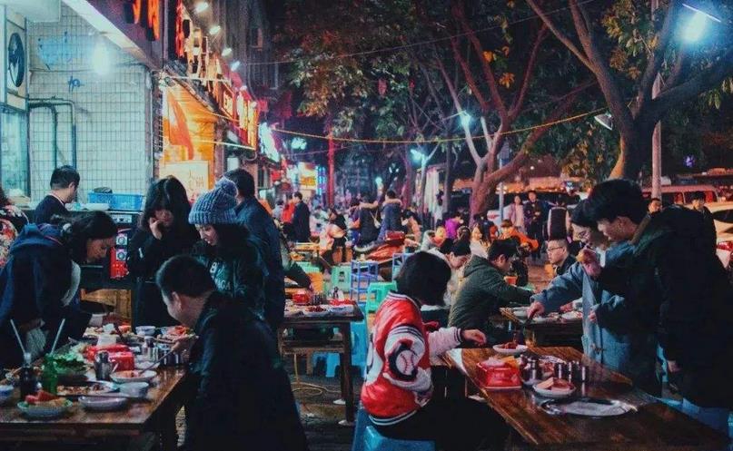 正文                南滨路是在重庆必去的美食街排行榜中较为高大上