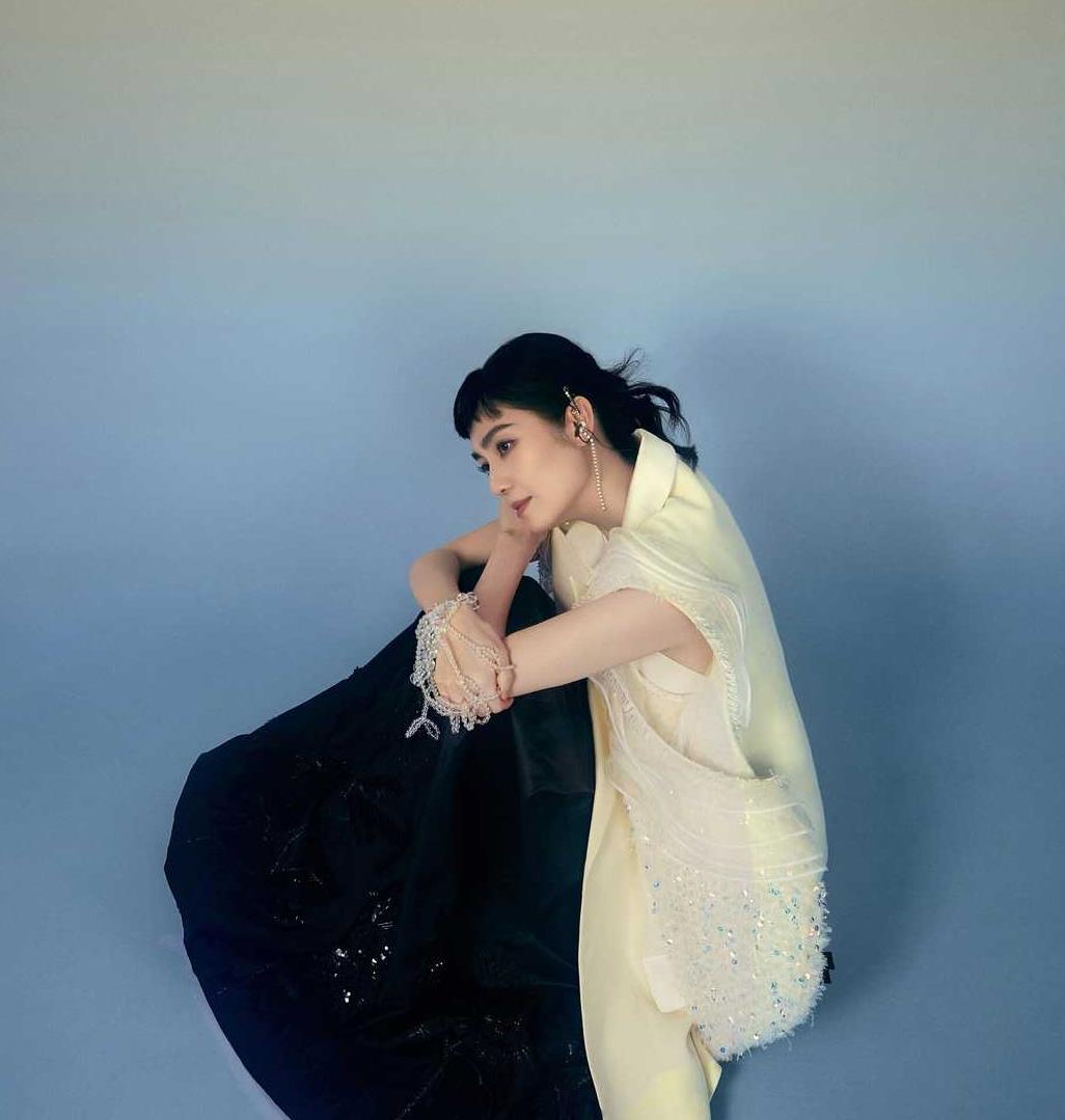 洪欣这件大衣颜色还是以黑色为主,也是属于很耐脏的类型,不用花费太多