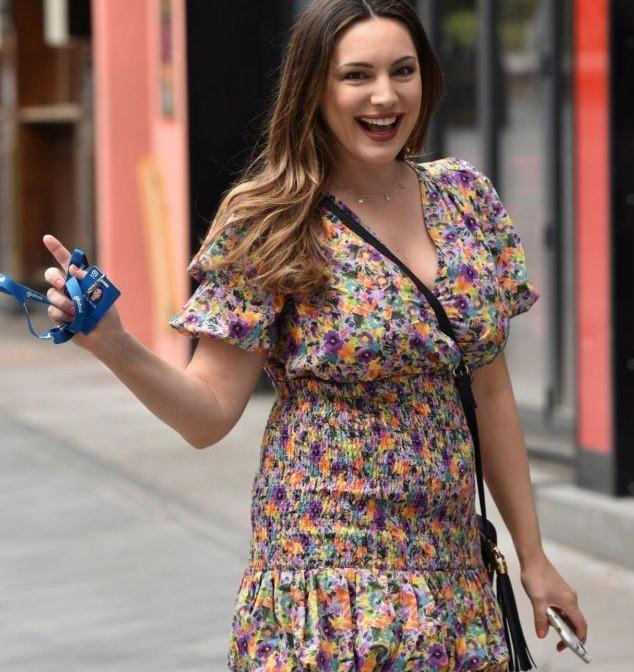 当天,凯莉·布鲁克(kelly brook)打扮成小姑娘的形象出街,看起来她很