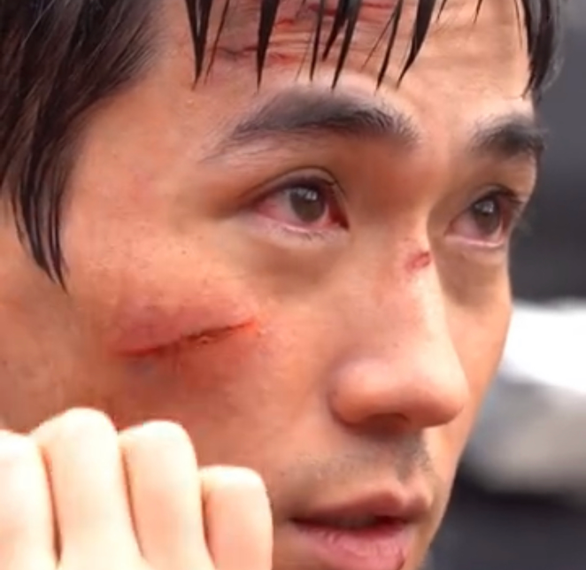 朱一龙新片太痛苦满脸伤痕眼眶通红冻到发抖握不住水杯