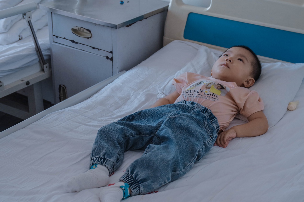 这样的孩子一般活不过2岁，但她却用稚嫩的肩膀顽强抗争着休闲区蓝鸢梦想 - Www.slyday.coM