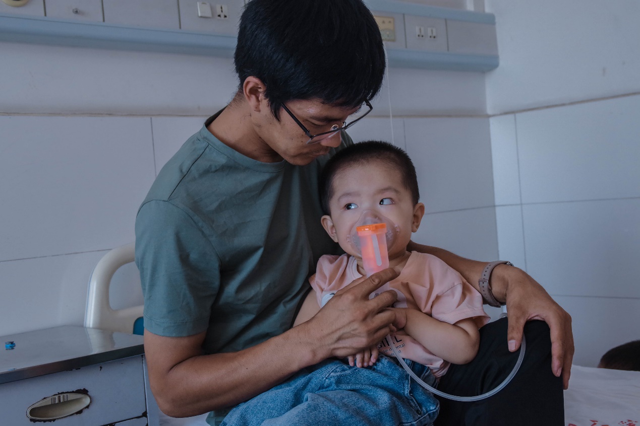 这样的孩子一般活不过2岁，但她却用稚嫩的肩膀顽强抗争着休闲区蓝鸢梦想 - Www.slyday.coM