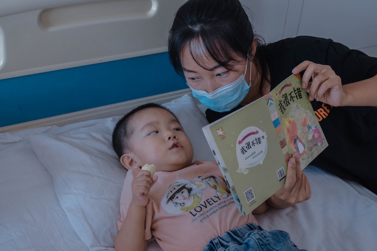 这样的孩子一般活不过2岁，但她却用稚嫩的肩膀顽强抗争着休闲区蓝鸢梦想 - Www.slyday.coM