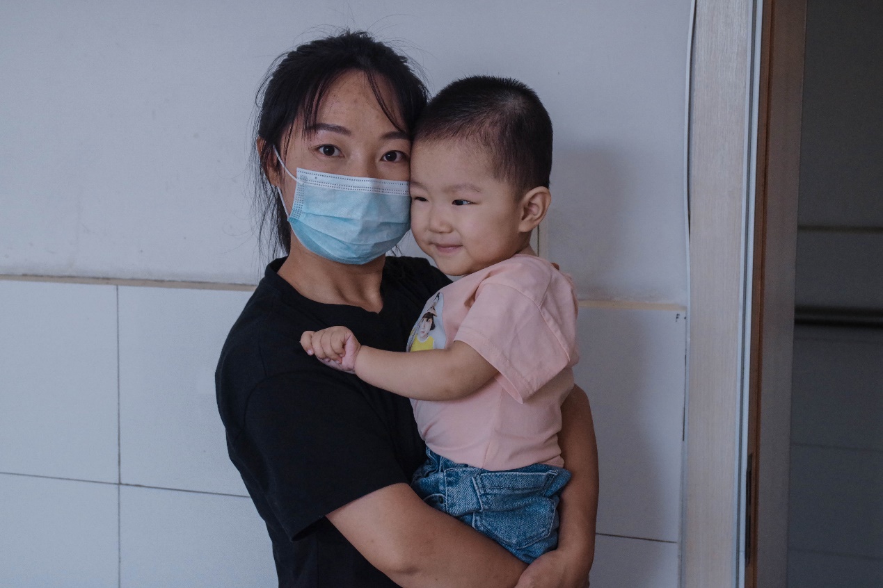 这样的孩子一般活不过2岁，但她却用稚嫩的肩膀顽强抗争着休闲区蓝鸢梦想 - Www.slyday.coM