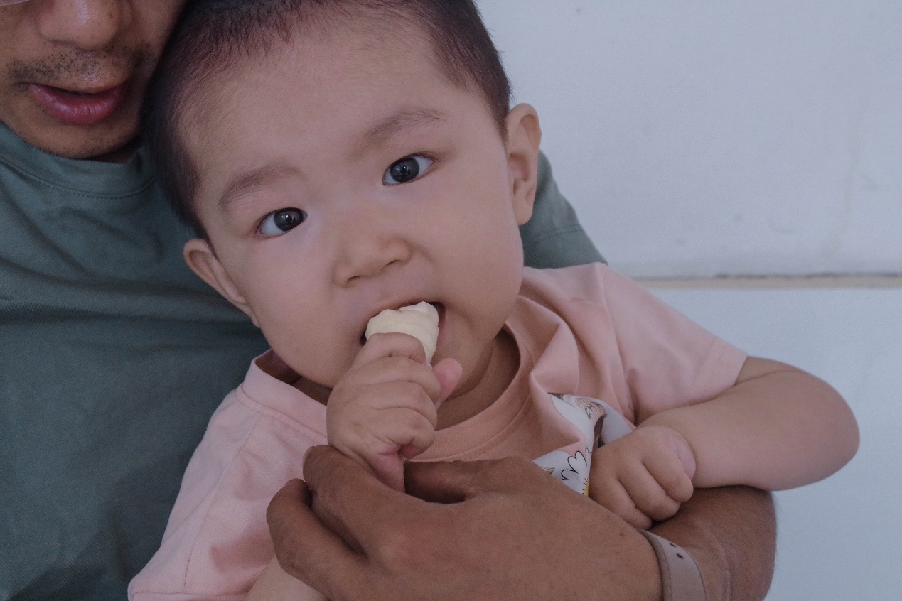 这样的孩子一般活不过2岁，但她却用稚嫩的肩膀顽强抗争着休闲区蓝鸢梦想 - Www.slyday.coM