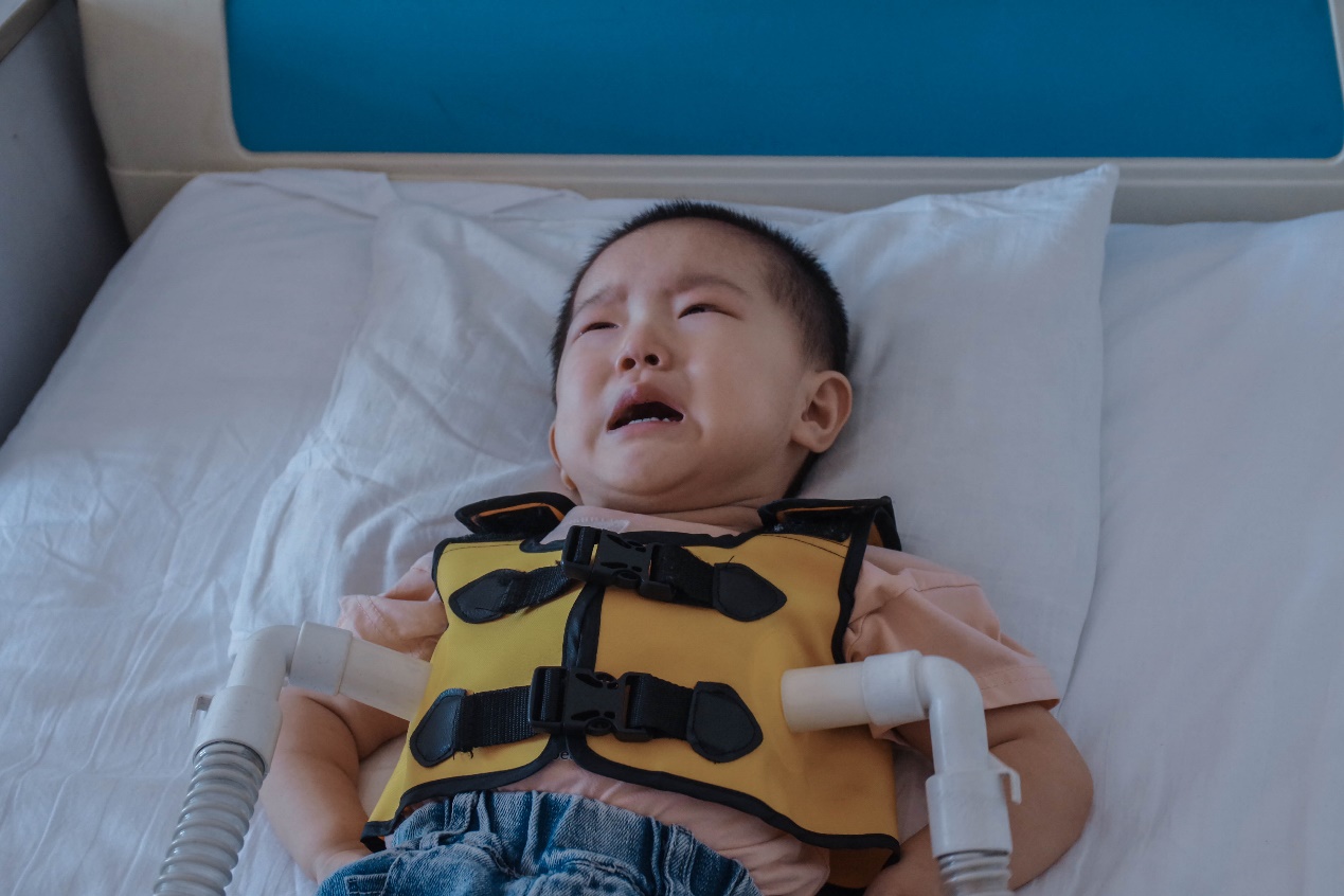 这样的孩子一般活不过2岁，但她却用稚嫩的肩膀顽强抗争着休闲区蓝鸢梦想 - Www.slyday.coM