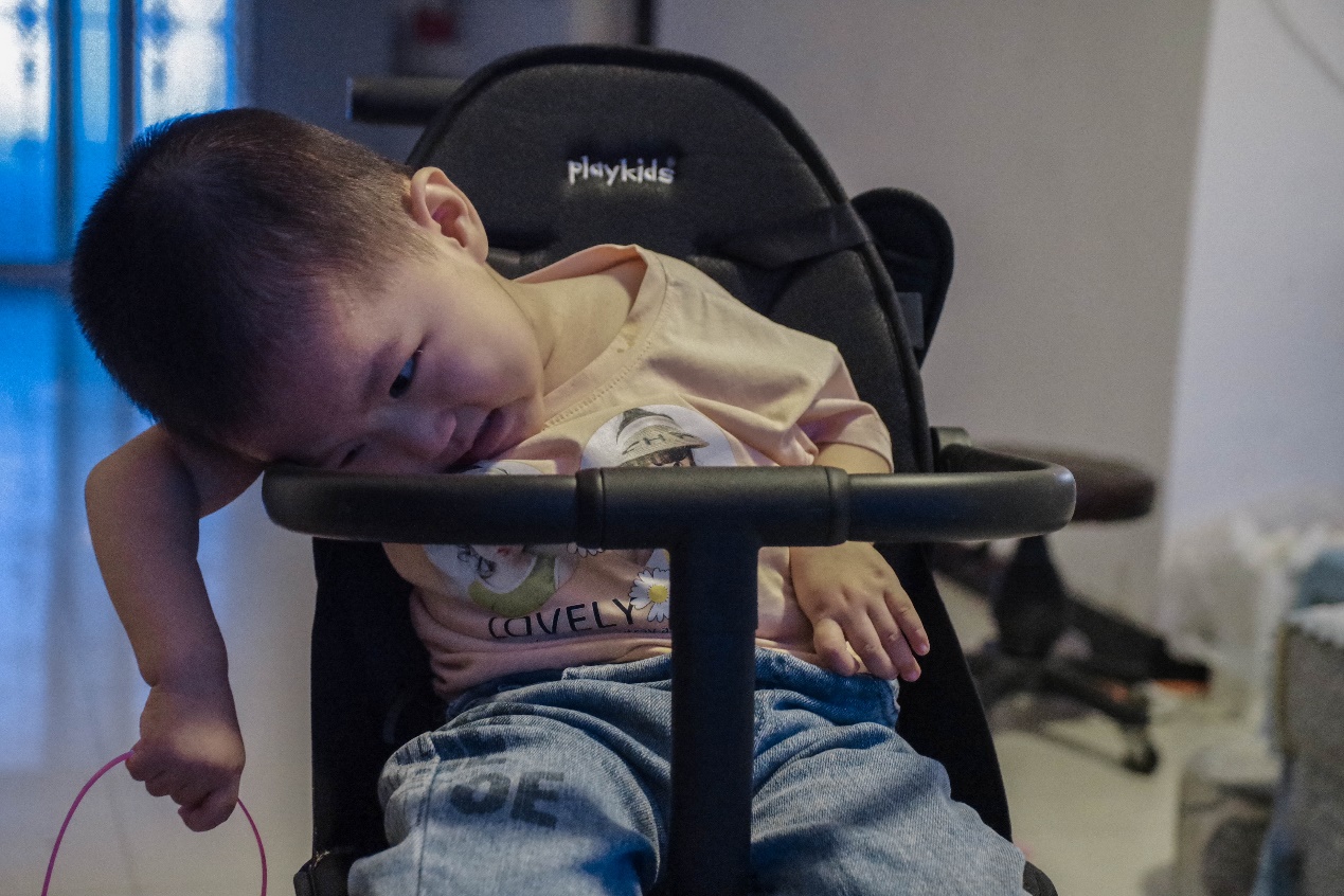 这样的孩子一般活不过2岁，但她却用稚嫩的肩膀顽强抗争着休闲区蓝鸢梦想 - Www.slyday.coM