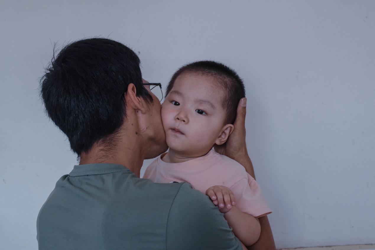 这样的孩子一般活不过2岁，但她却用稚嫩的肩膀顽强抗争着休闲区蓝鸢梦想 - Www.slyday.coM