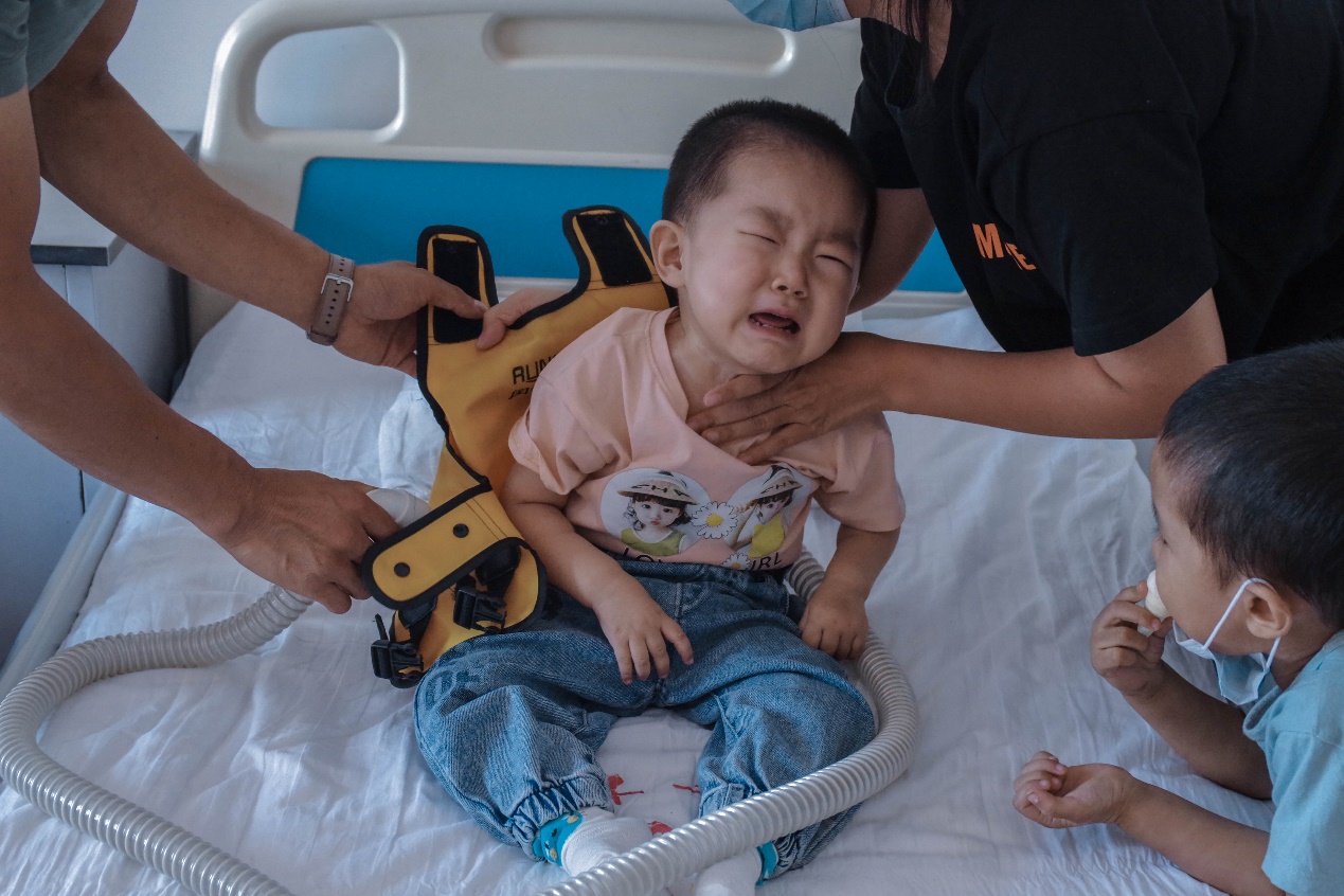 这样的孩子一般活不过2岁，但她却用稚嫩的肩膀顽强抗争着休闲区蓝鸢梦想 - Www.slyday.coM