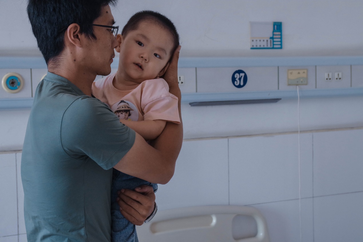 这样的孩子一般活不过2岁，但她却用稚嫩的肩膀顽强抗争着休闲区蓝鸢梦想 - Www.slyday.coM