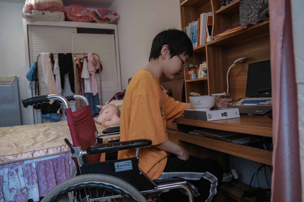 7岁高位截瘫女孩不放弃，10分钟做200个“俯卧撑”创造康复奇迹_妈妈_治疗_轮椅