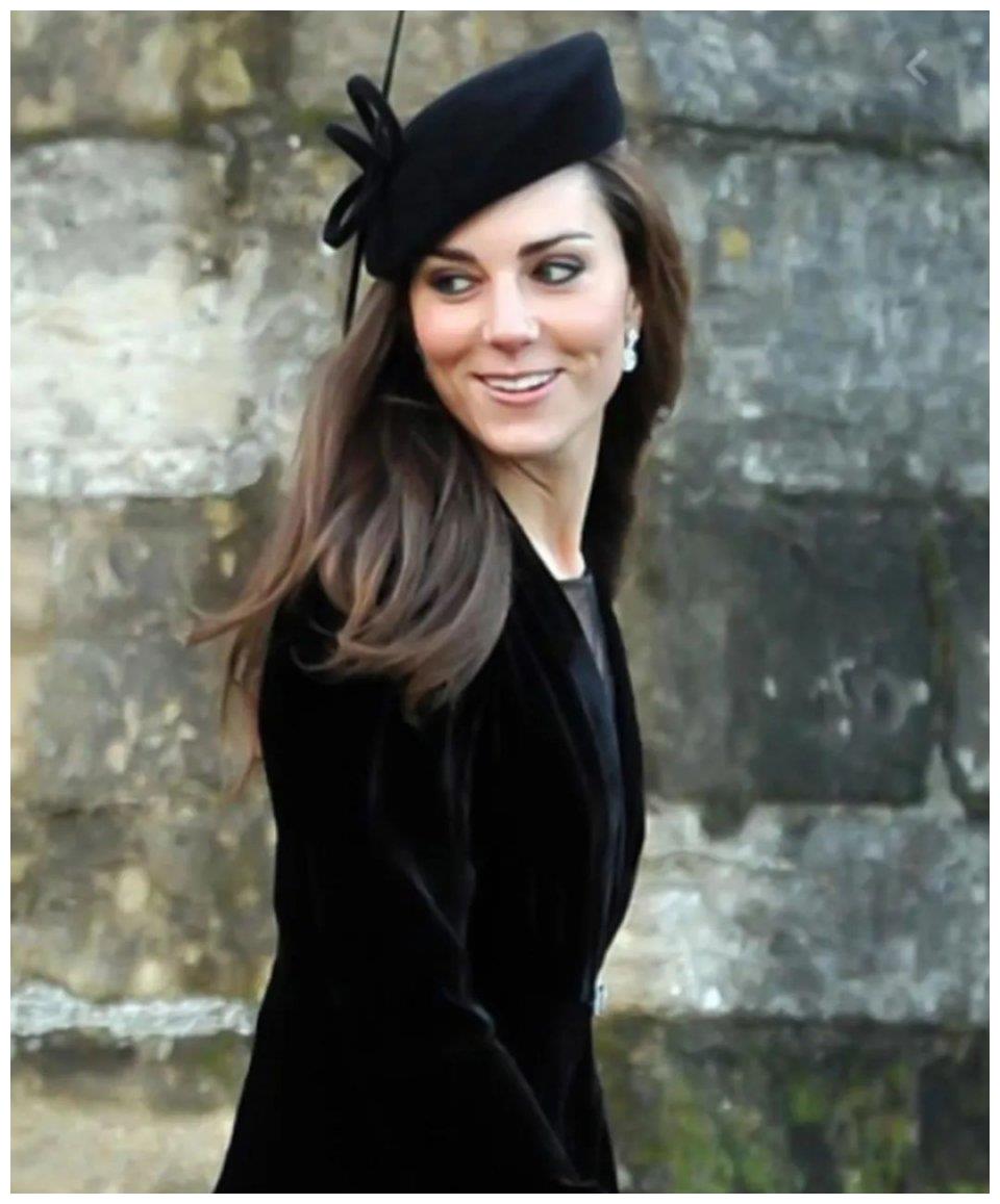 凯特年轻时梨涡浅浅,笑起来很美,如今梨涡变"沟壑",不忍直视