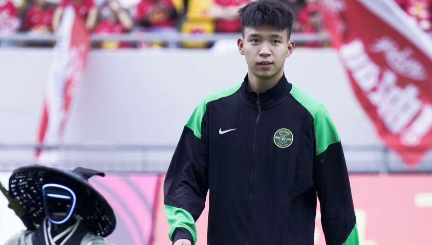 又摊上事了？曝王钰栋指着球迷骂，还骂错人了