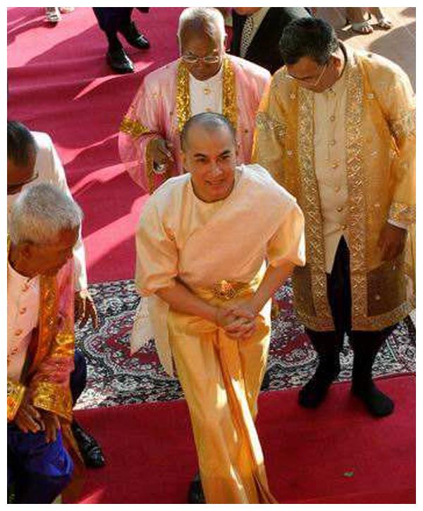 当然自从2018年,西哈莫尼国王突然变得衰老憔悴,就不显年轻了,是不是