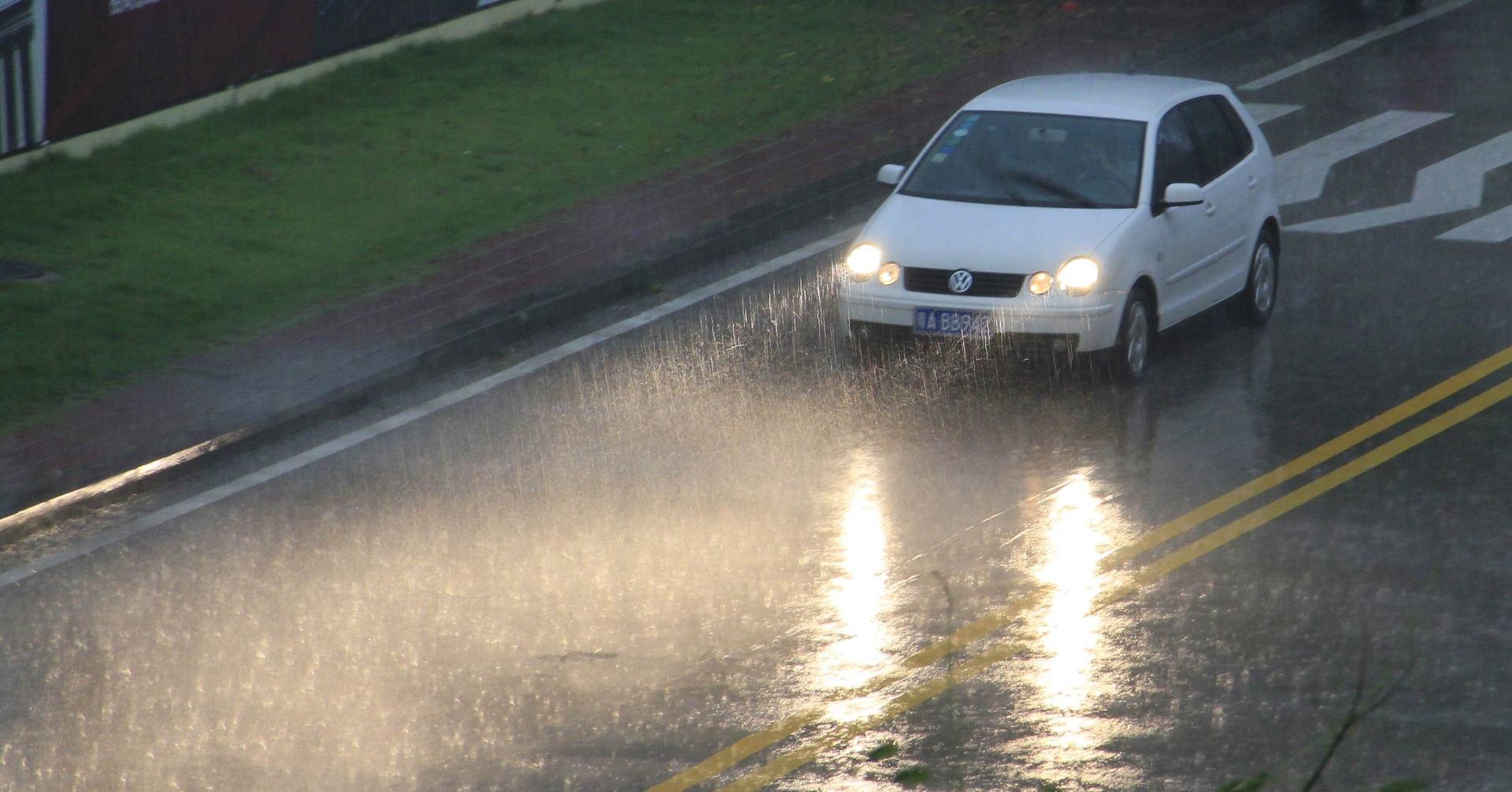 免费 在晚上下雨天公路 库存照片 | FreeImages