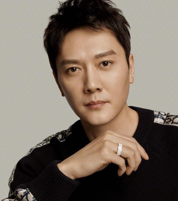 男人离婚如"整容"?冯绍峰近照成阳光少年,成功帅出新高