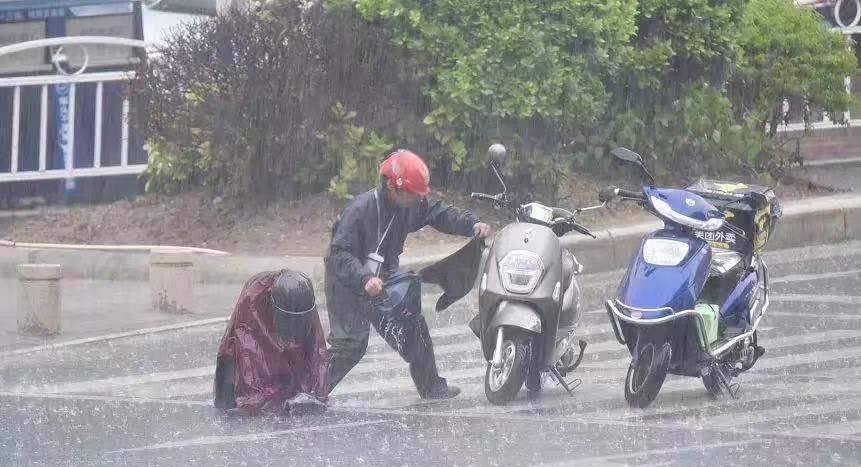 下雨天骑电动车的这些危险,你知道么?