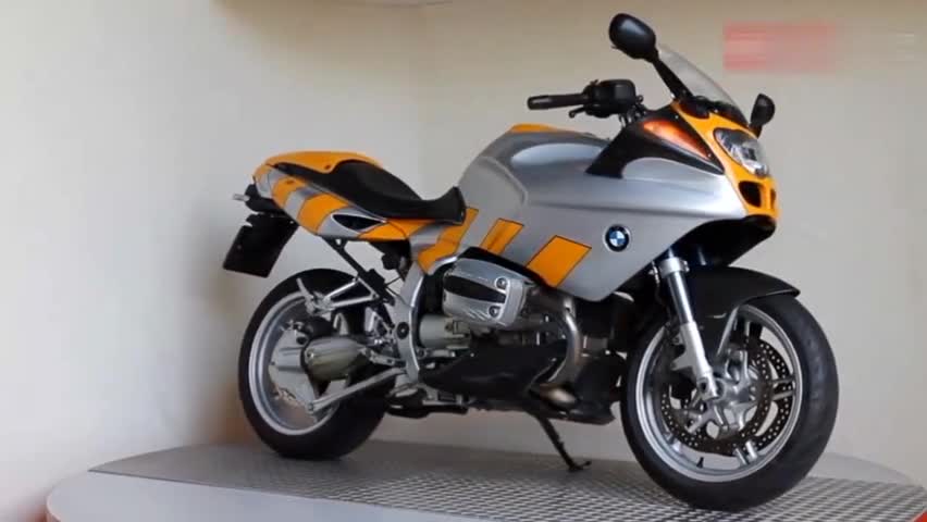 展台上看到这台老款的宝马r1100s实在太帅气了