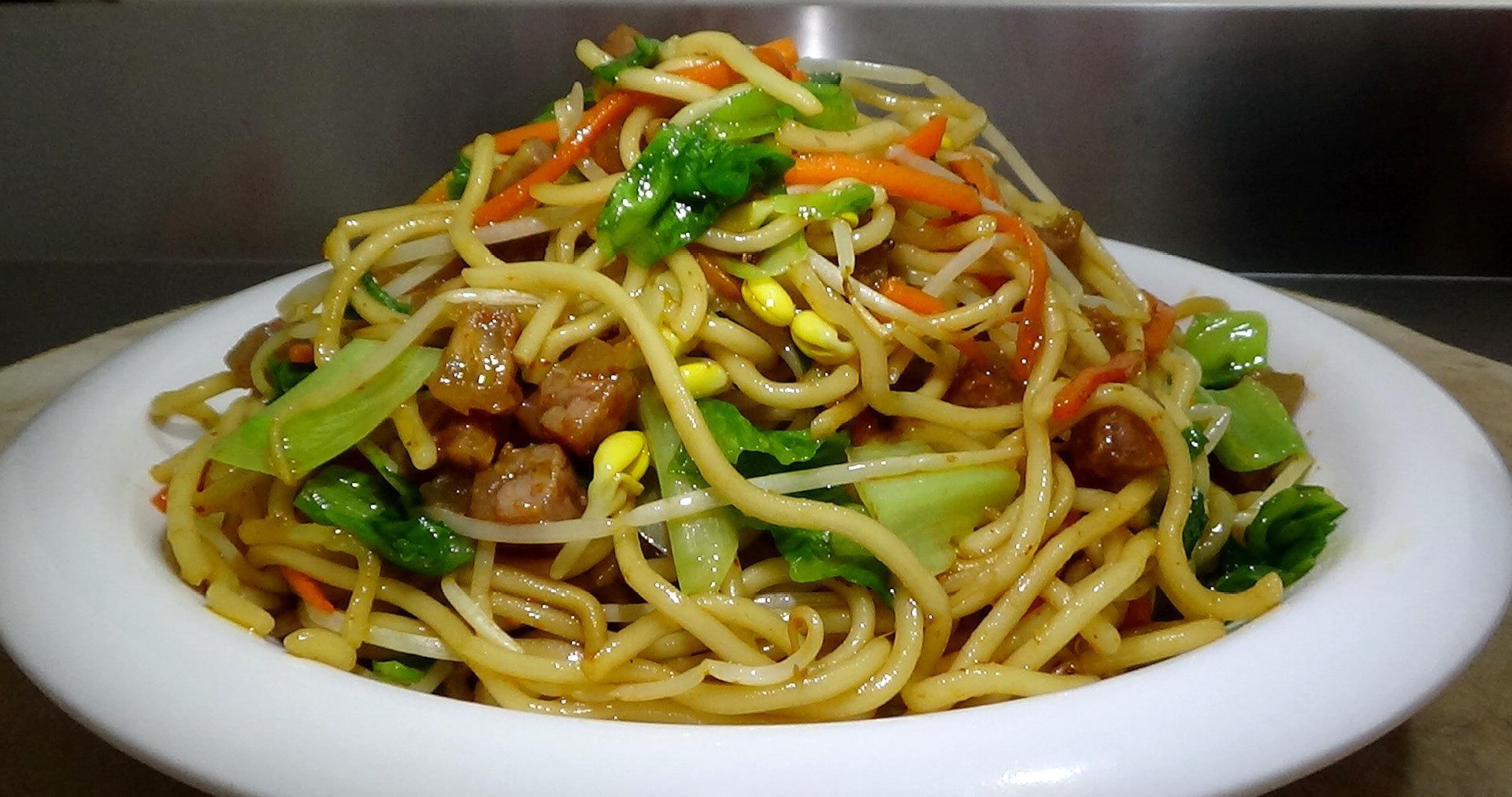 教你一道青椒鸡蛋炒面,简单快捷味道棒,一家大小抢着吃