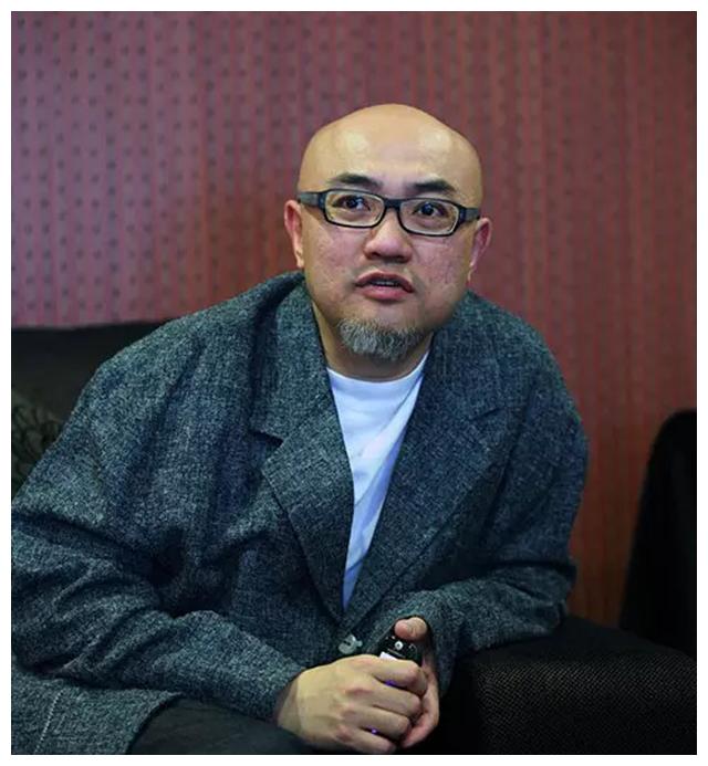 许多大导演都有御用编剧:张彻有倪匡,洪金宝则有"夺命剪刀脚"