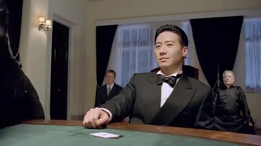 高傲拿了同花顺,高调开牌以为赢定了,不料却输个精光