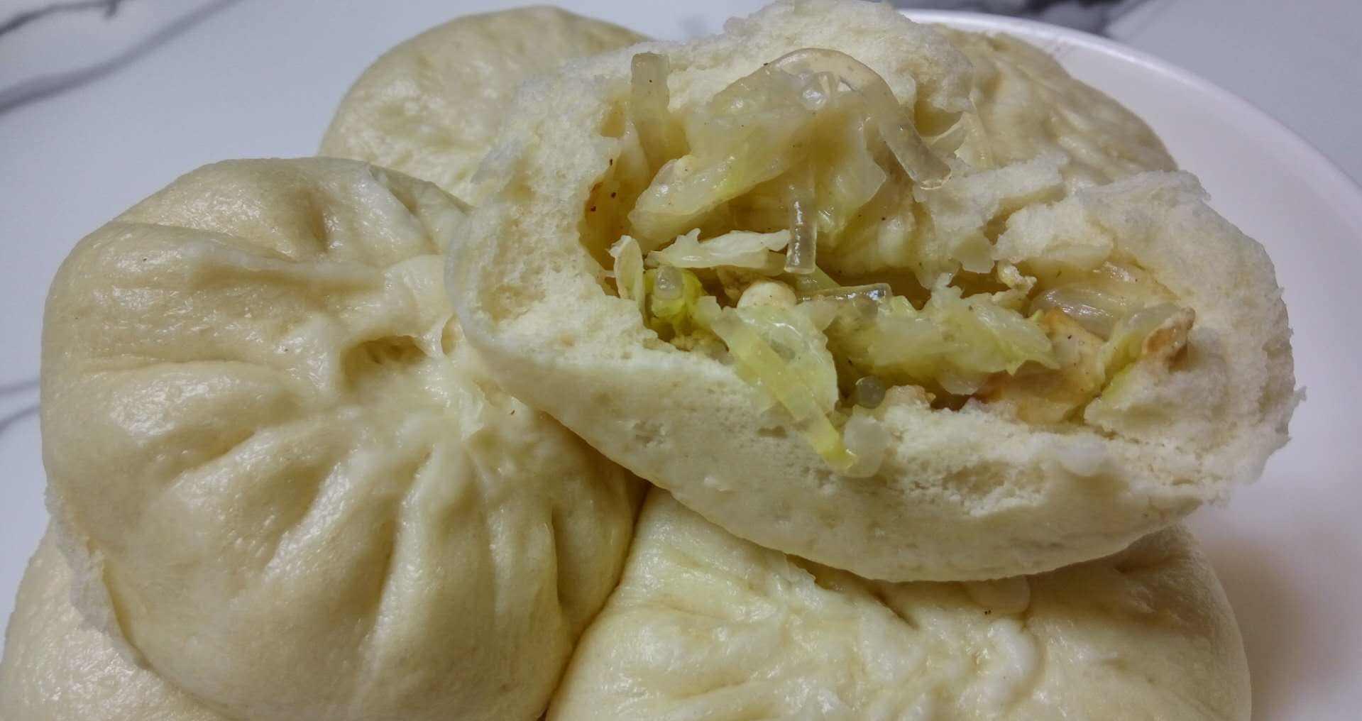 第三种就是白菜粉条的大包子,其实小编还是很爱吃这个的,但是粉条也是