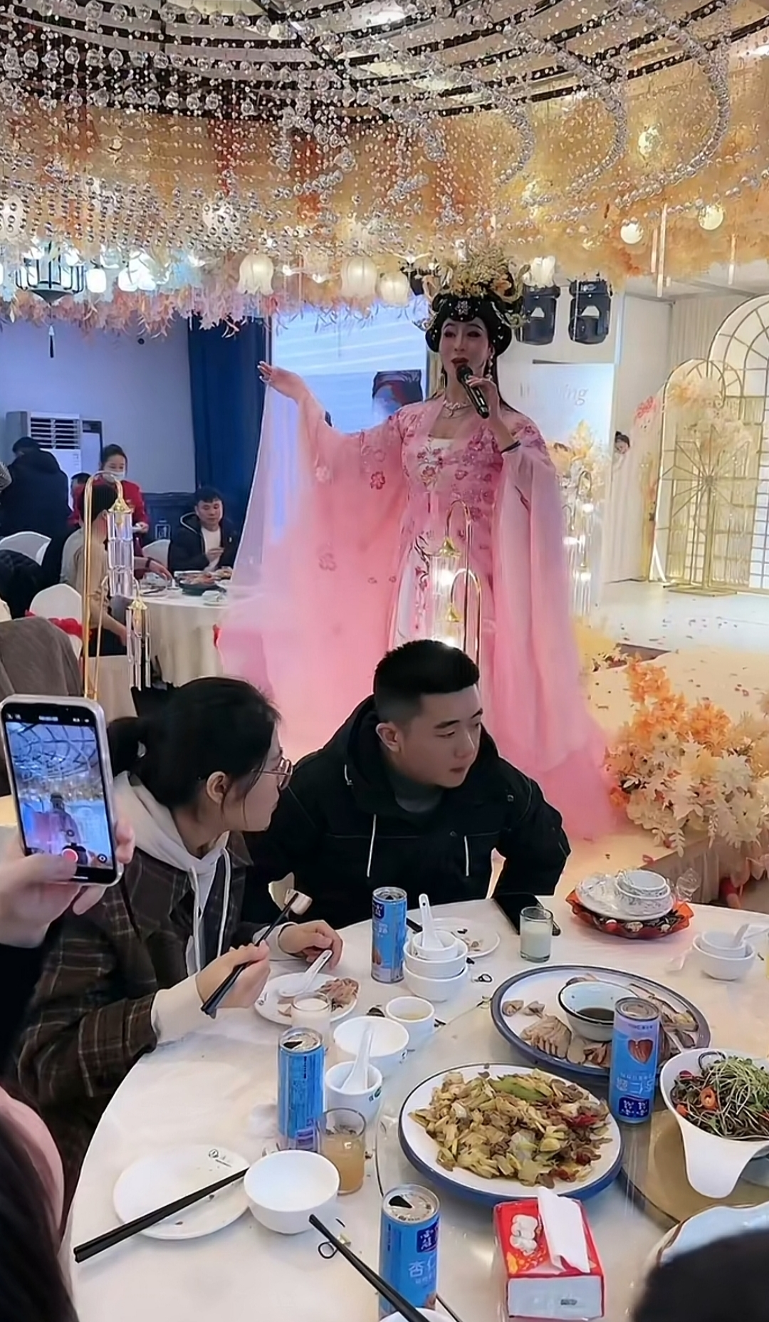 他做反串演员10余年,男扮女装演出惊艳众人,老婆当助理贴身陪伴