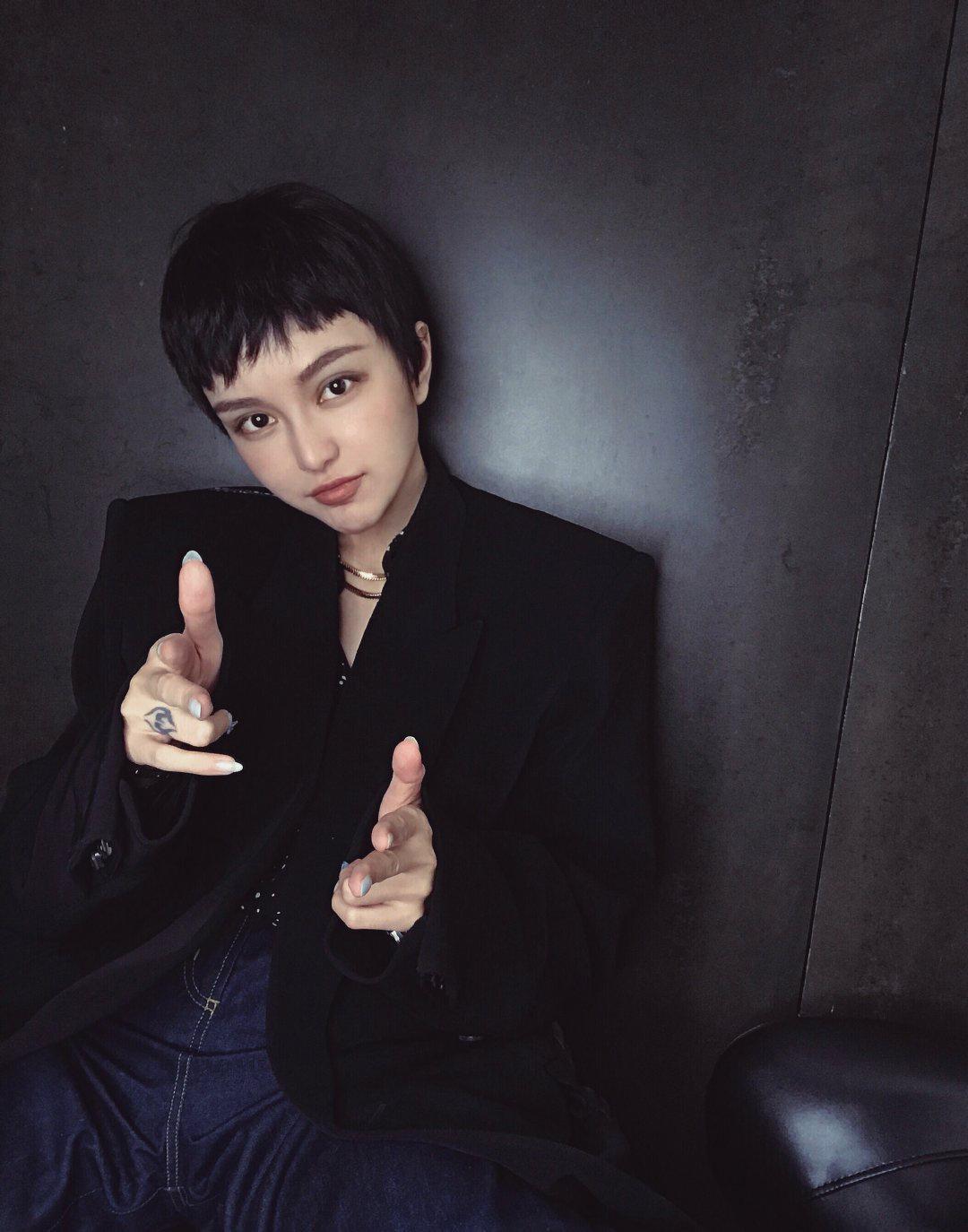 周扬青剪短发上热搜,一身黑色显个性又显帅气,网友:真失恋了?