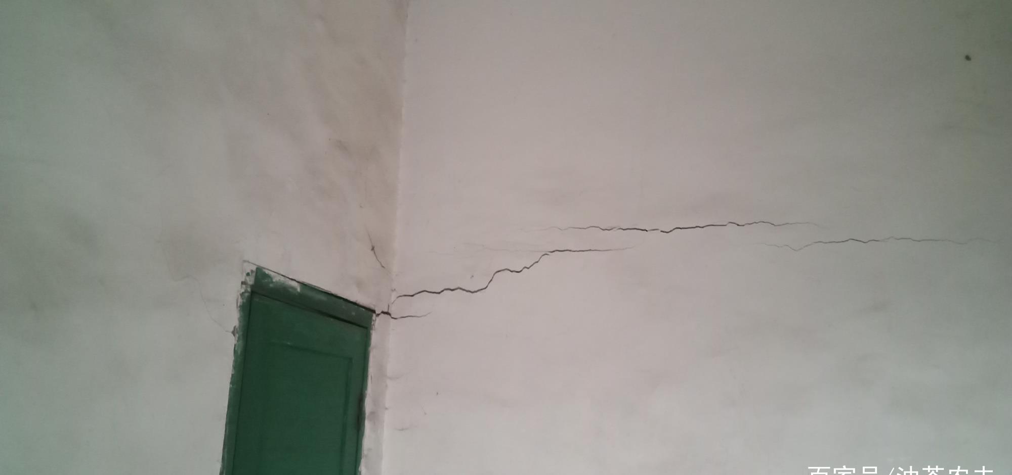 农村房子的墙面上出现细小裂缝,要不要紧