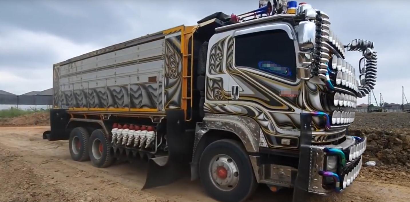 货车司机改装人造太阳车头装62个大灯直视它需要勇气