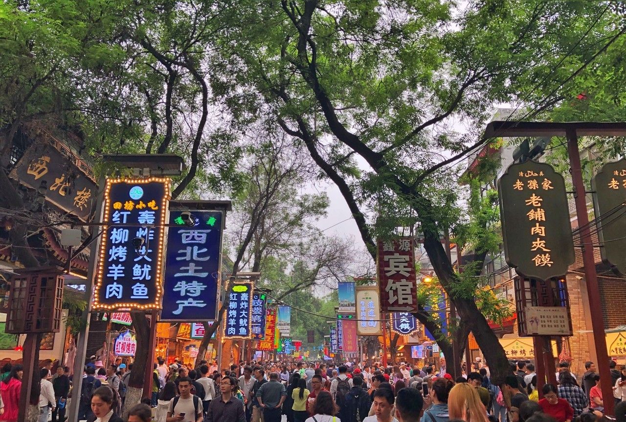西安回民街作为西安风情的代表之一,是回民街区多条街道的统称_高清