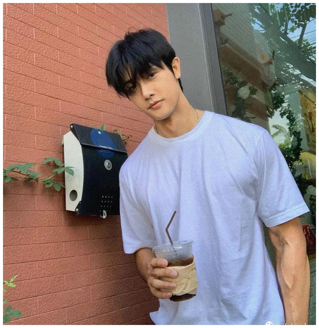 身高180肌肉小狼狗引发舔屏网友手臂好粗啊