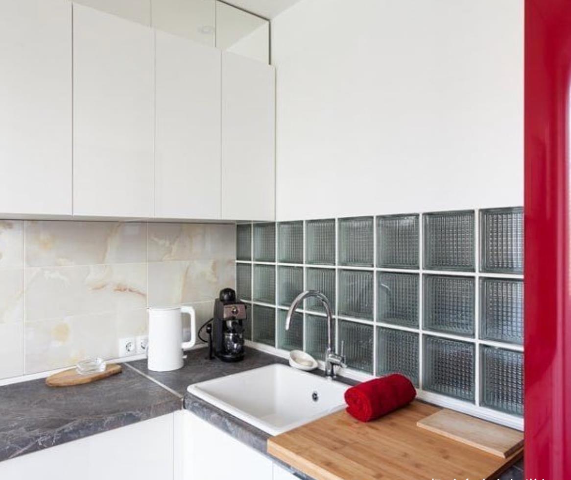 这样后期洗菜时面对着玻璃砖,也不觉得压抑,光线透过来提亮了厨房室内