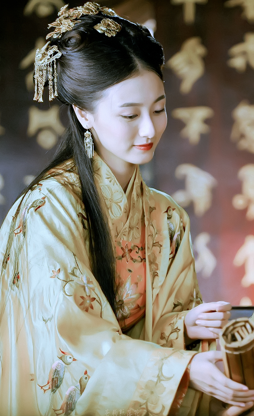 下半年的时候叶青官宣新剧《斛珠夫人》,这部剧搭档的是杨幂陈伟霆