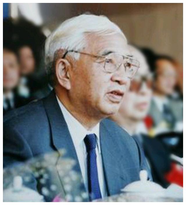 他官至正部毕业于西南联大原教育部部长曾任清华大学副校长