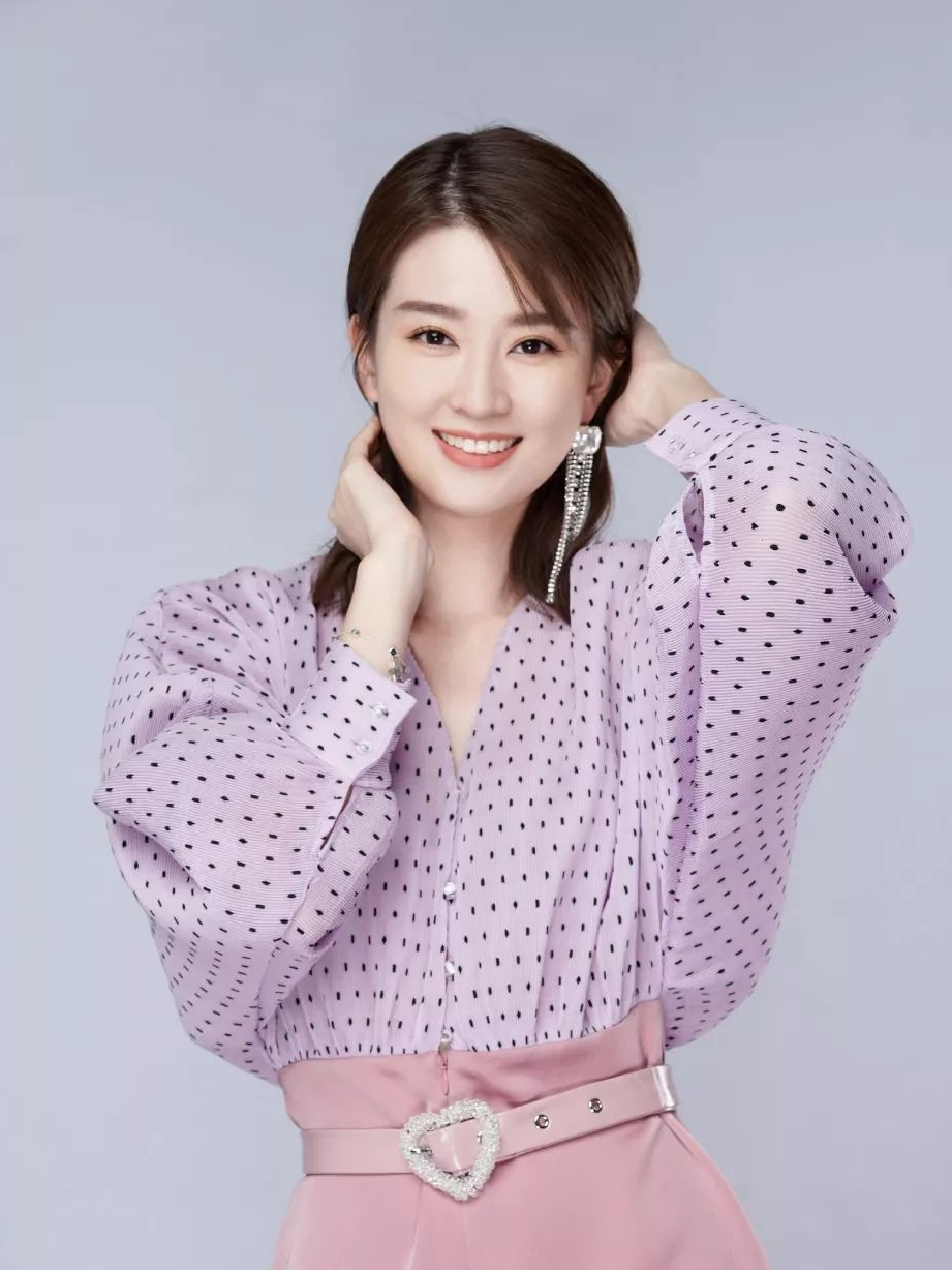 26岁乔欣转型叛逆女孩失败,穿粉嫩套装上花花万物终于美回来了